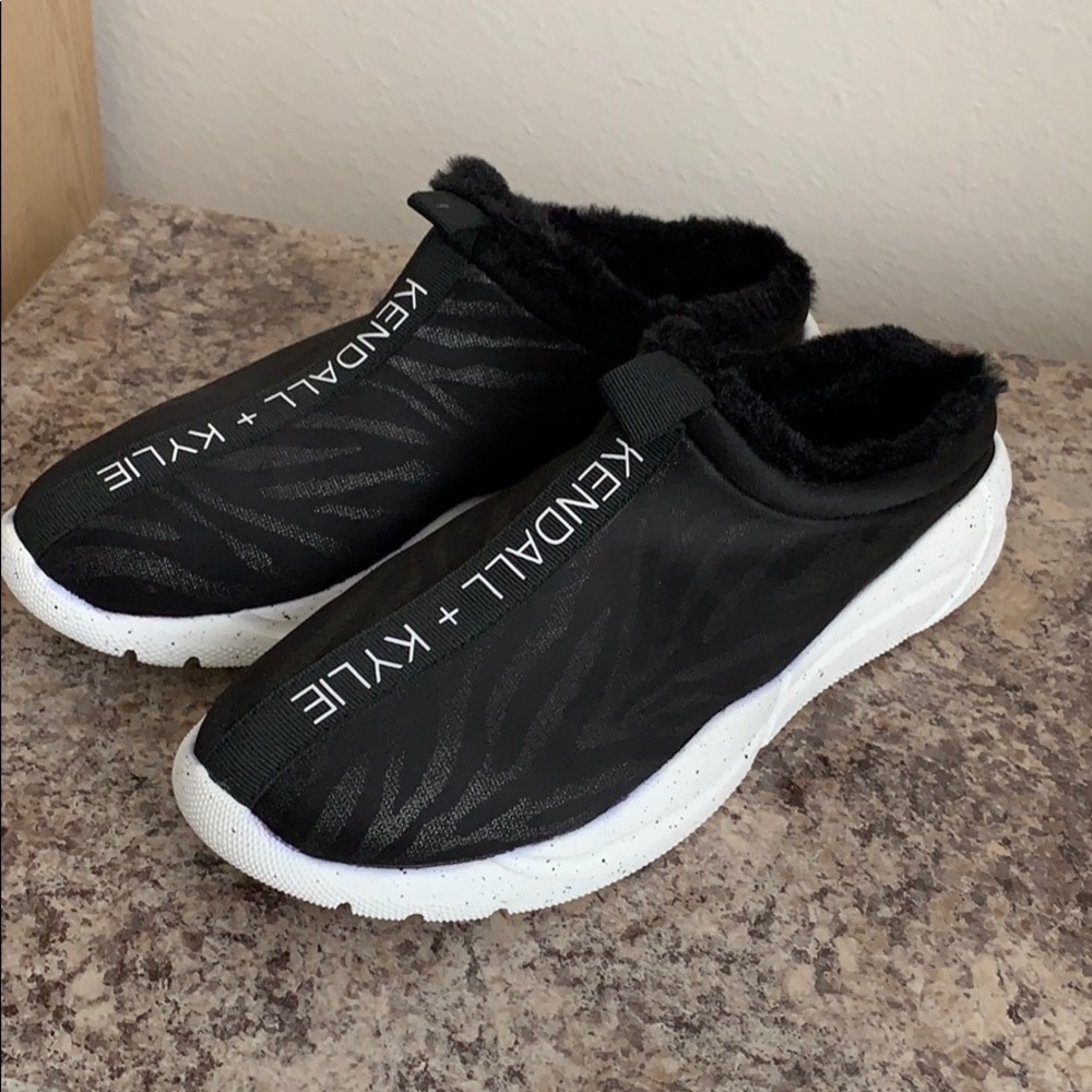 Kendall & Kylie Black Slippers